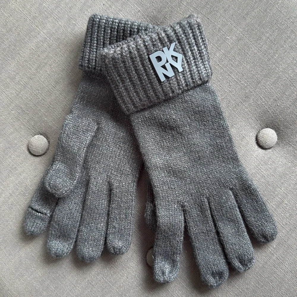 NWOT DKNY Ribbed Logo Patch Gloves